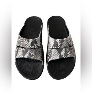 OOFOS Recovery Unisex OOahh Limited Snake Skin Slides Sandals Women’s Sz9 M Sz7